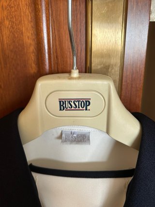 Traje comunión marinero beige y azul marino.