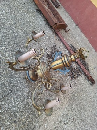 Lámpara de techo dorada de metal
