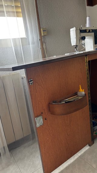 Mueble madera con máquina coser SIGMA