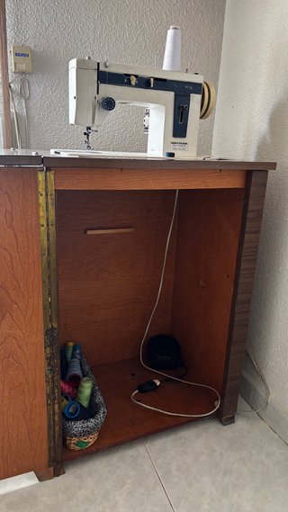 Mueble madera con máquina coser SIGMA