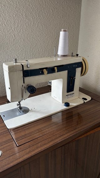 Mueble madera con máquina coser SIGMA