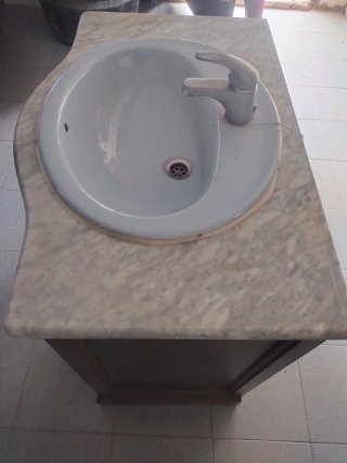 Mueble baño rústico con espejo y lámparas