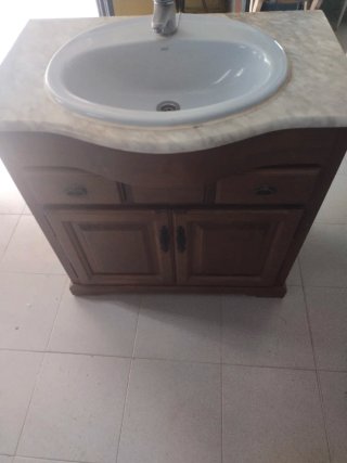 Mueble baño rústico con espejo y lámparas