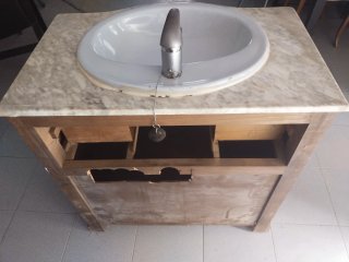 Mueble baño rústico con espejo y lámparas
