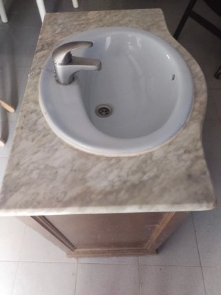 Mueble baño rústico con espejo y lámparas