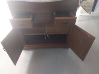 Mueble baño rústico con espejo y lámparas