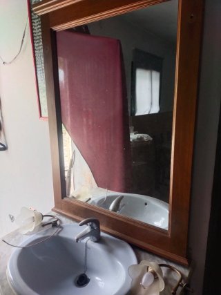 Mueble baño rústico con espejo y lámparas