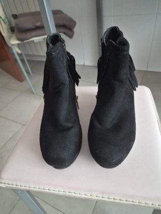 Botines negros con tacón y flecos