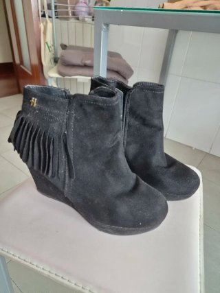 Botines negros con tacón y flecos