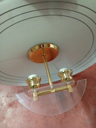 Lámpara de salón dorada y transparente