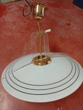 Lámpara de salón dorada y transparente