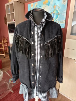 Cazadora vaquera negra con flecos