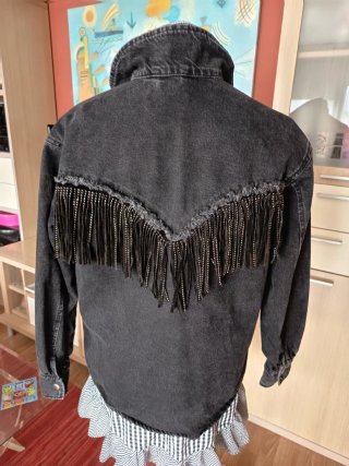 Cazadora vaquera negra con flecos