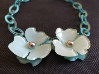 Collana girocollo fiori resina verde acqua