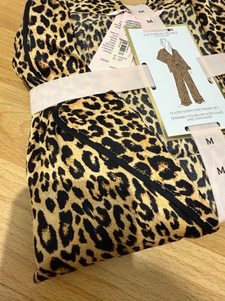 Pijama Victoria's Secret Satin M Leopardo.