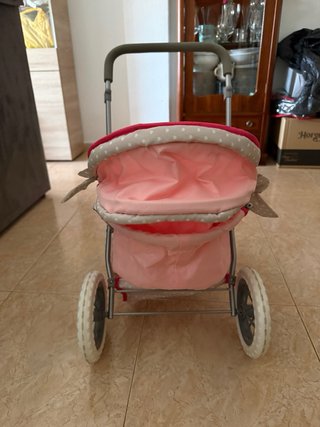 Carrito de muñecas rosa con lazo
