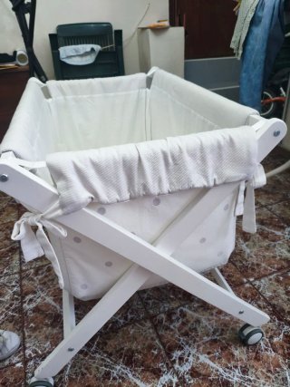 Minicuna blanca con colcha y colchón