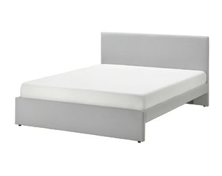 Cama con cabecero tapizado gris