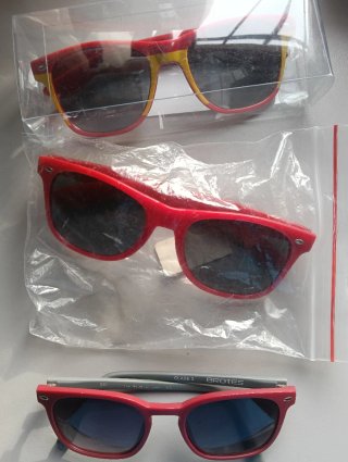 Gafas de sol rojas y amarillas