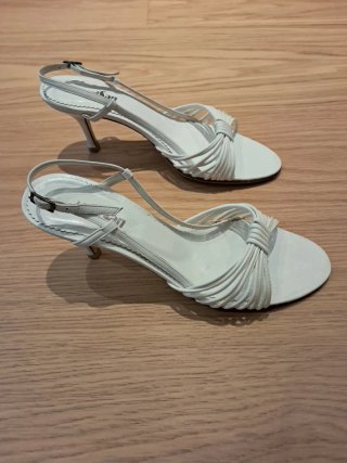 Sandalias de tacónde 7 cm.