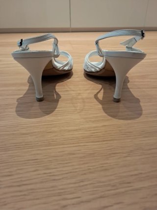 Sandalias de tacónde 7 cm.