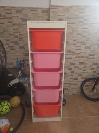 Cajonera de plástico rosa y roja