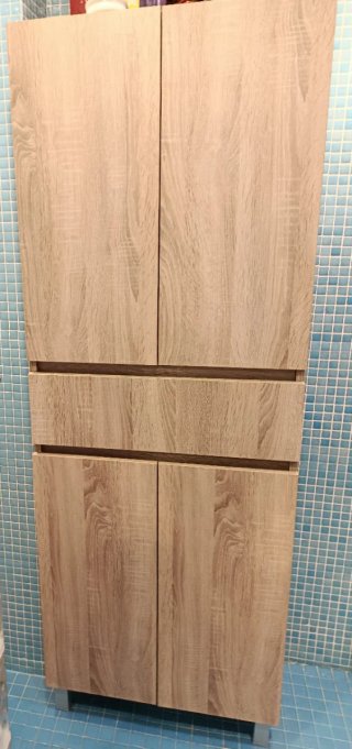Armario de baño de madera color beige/marrón.
