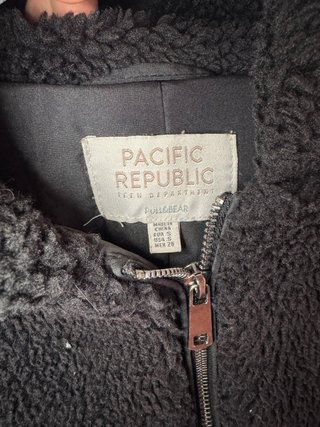 Chaqueta Negra con Capucha Teddy