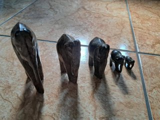 Figuras de elefantes de madera