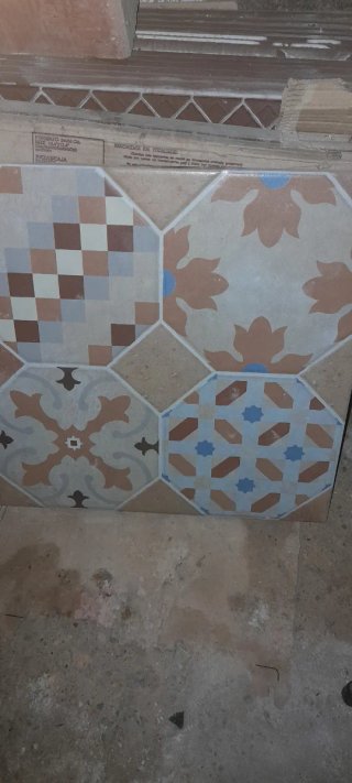 tengo 18 piezaz de Azulejos decorativos  34x34 cm