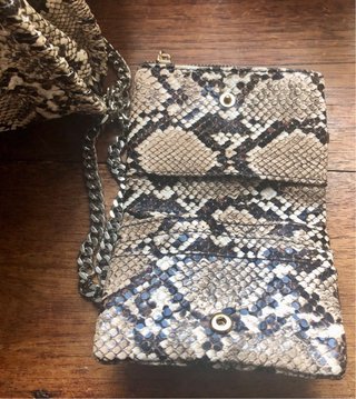 Bolso serpiente con cadena y monedero a juego