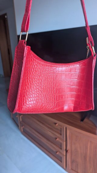 Bolso rojo efecto piel cocodrilo