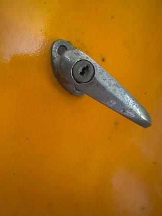 Mueble industrial vintage metal amarillo