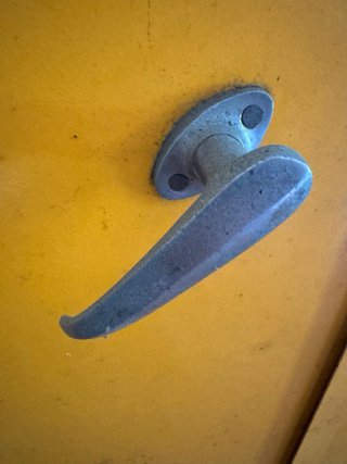 Mueble industrial vintage metal amarillo