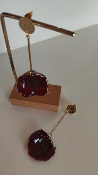 Pendientes dorados con hojas de rosa rojas natural