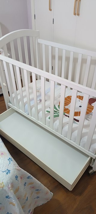 Cuna de madera blanca
