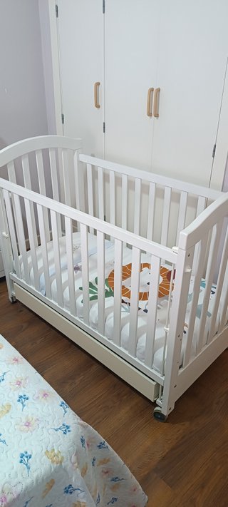 Cuna de madera blanca