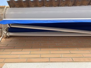 Toldo exterior motorizado con mando