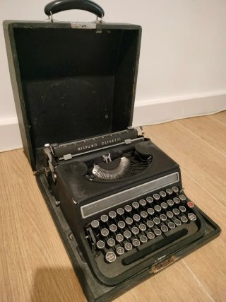 Máquina de escribir Hispano Olivetti Antigua