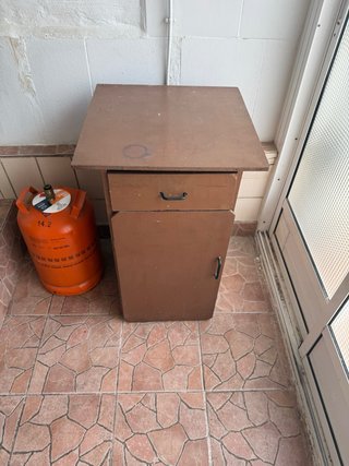 Mueble de madera marrón con cajón