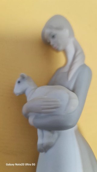 Figurita Nao Mujer con Oveja Porcelana