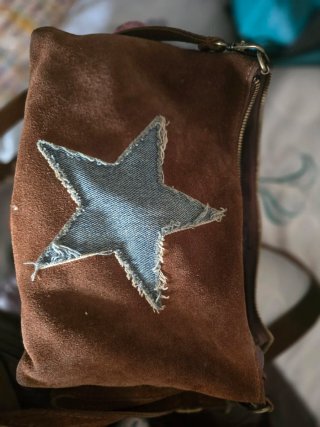 Bolso marrón con estrella de piel.