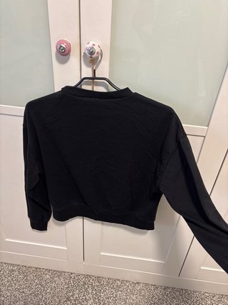 Sudadera negra cuello alto