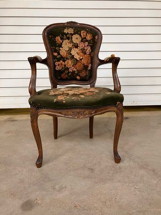 Butaca artesanal de madera con tapicería floral