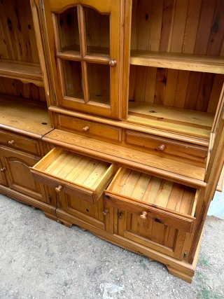 Alacena de madera de pino