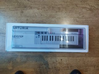 Arturia Keystep & Decksaver. En su caja.