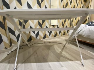 Mesa de estudio blanca y madera