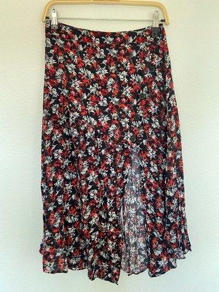 Falda Zara floral negra y roja