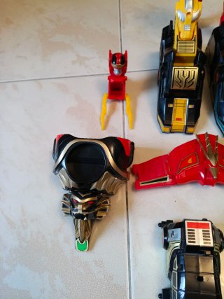 Figuras Power Rangers Bandai incompleta.