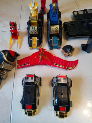 Figuras Power Rangers Bandai incompleta.